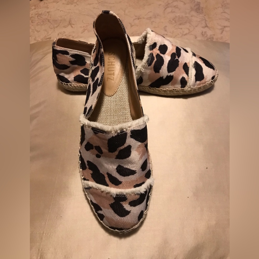 Schutz Ohanna Espadrilles in Canvas Animal Print. Size 7M. NWT.